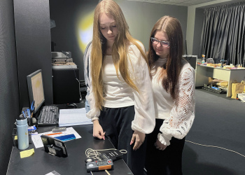 Фото 2 к новости В Нижегородском ЦСМ школьники из Дзержинска калибровали самодельный люксметр для «умного» освещения