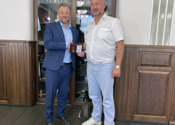 Фото 1 к новости Главный метролог холдинга «Вертолёты России» Сергей Кулик передал памятные медали сотрудникам Нижегородского ЦСМ