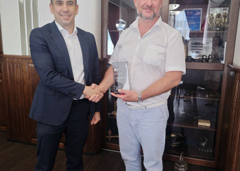 Фото 3 к новости Главный метролог холдинга «Вертолёты России» Сергей Кулик передал памятные медали сотрудникам Нижегородского ЦСМ