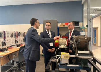 Фото 6 к новости Руководители нижегородских школ приняли участие в выставке-сессия измерительного оборудования